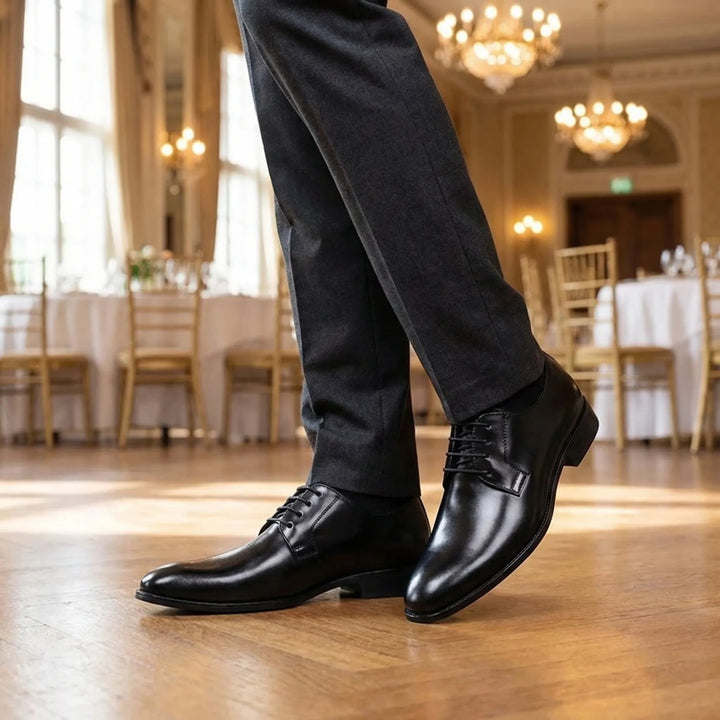 Blucher formal de piel negra para hombre con cordones, ideal para negocios y eventos elegantes.