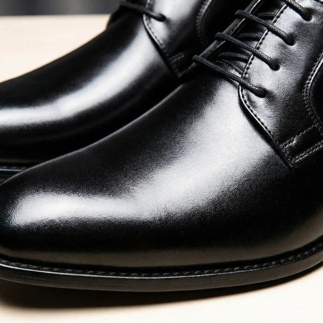 Calzado de vestir blucher para hombre en piel, elegante y con cordones, ideal para ceremonia.