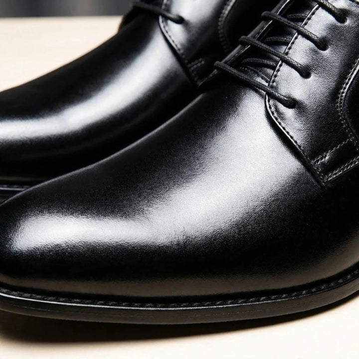 Calzado de vestir blucher para hombre en piel, elegante y con cordones, ideal para ceremonia.