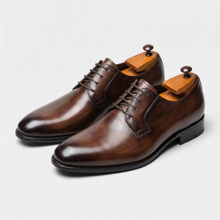 Zapato blucher de piel con cordones, un calzado elegante y versátil para hombre en ocasiones formales.