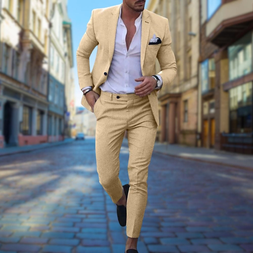 Vista trasera de traje slim fit para hombre, mostrando el ajuste perfecto y la silueta moderna.