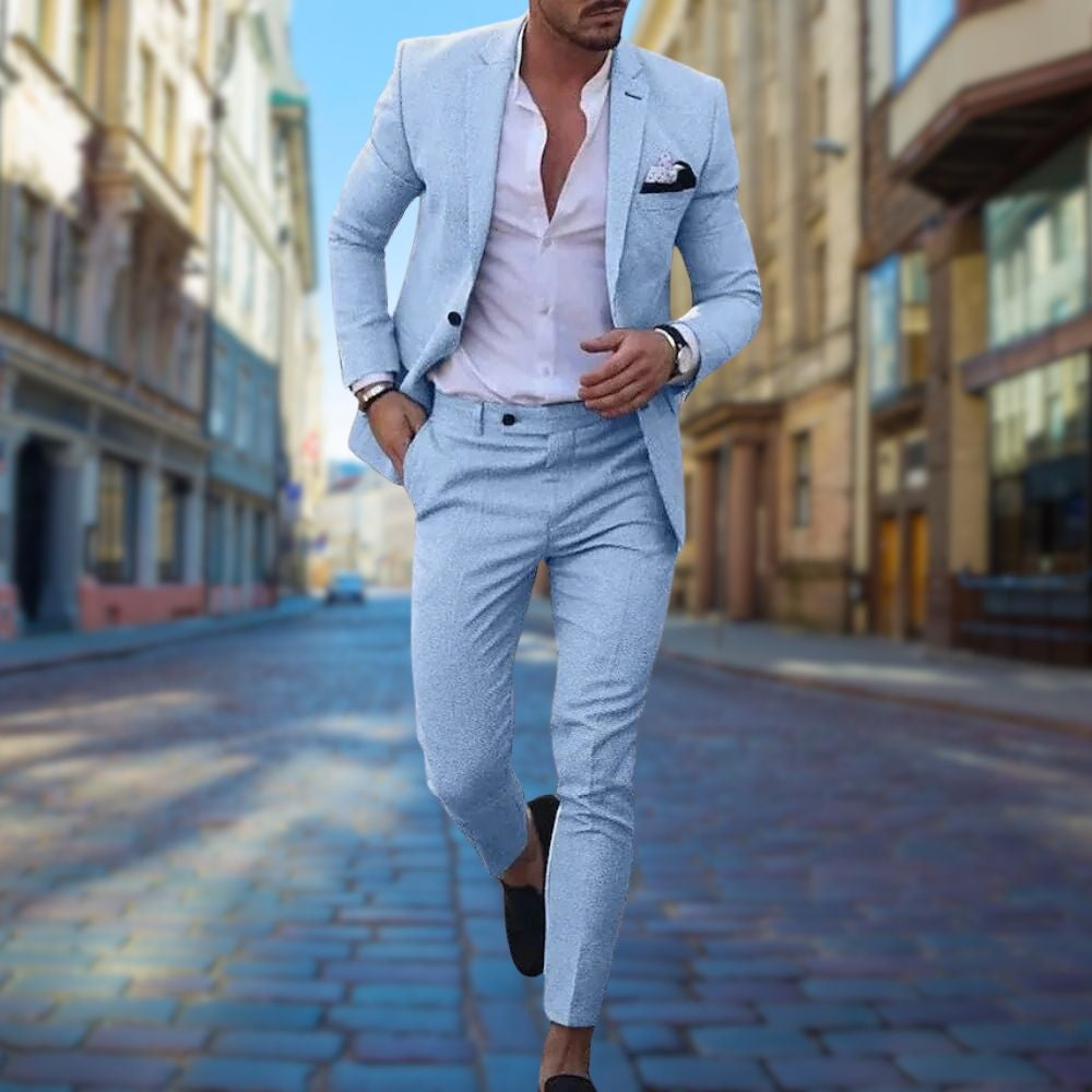 Joven con traje slim fit, combinado con camisa y corbata, creando un look formal y pulcro.
