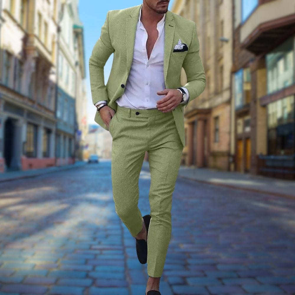 Detalle de la tela y costura del traje slim fit para hombre, destacando calidad y diseño premium.