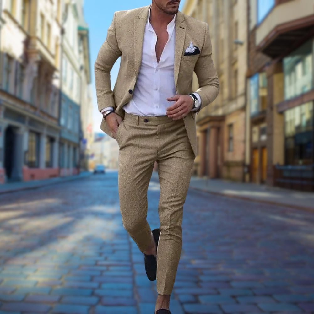Hombre posando con traje slim fit, mostrando un corte entallado y sofisticación en moda masculina.