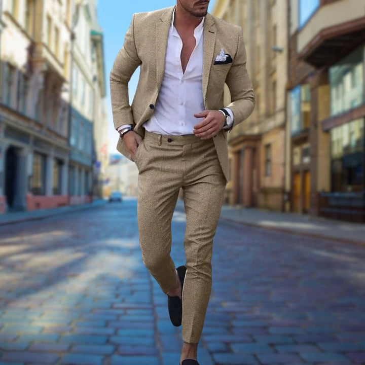 Hombre posando con traje slim fit, mostrando un corte entallado y sofisticación en moda masculina.