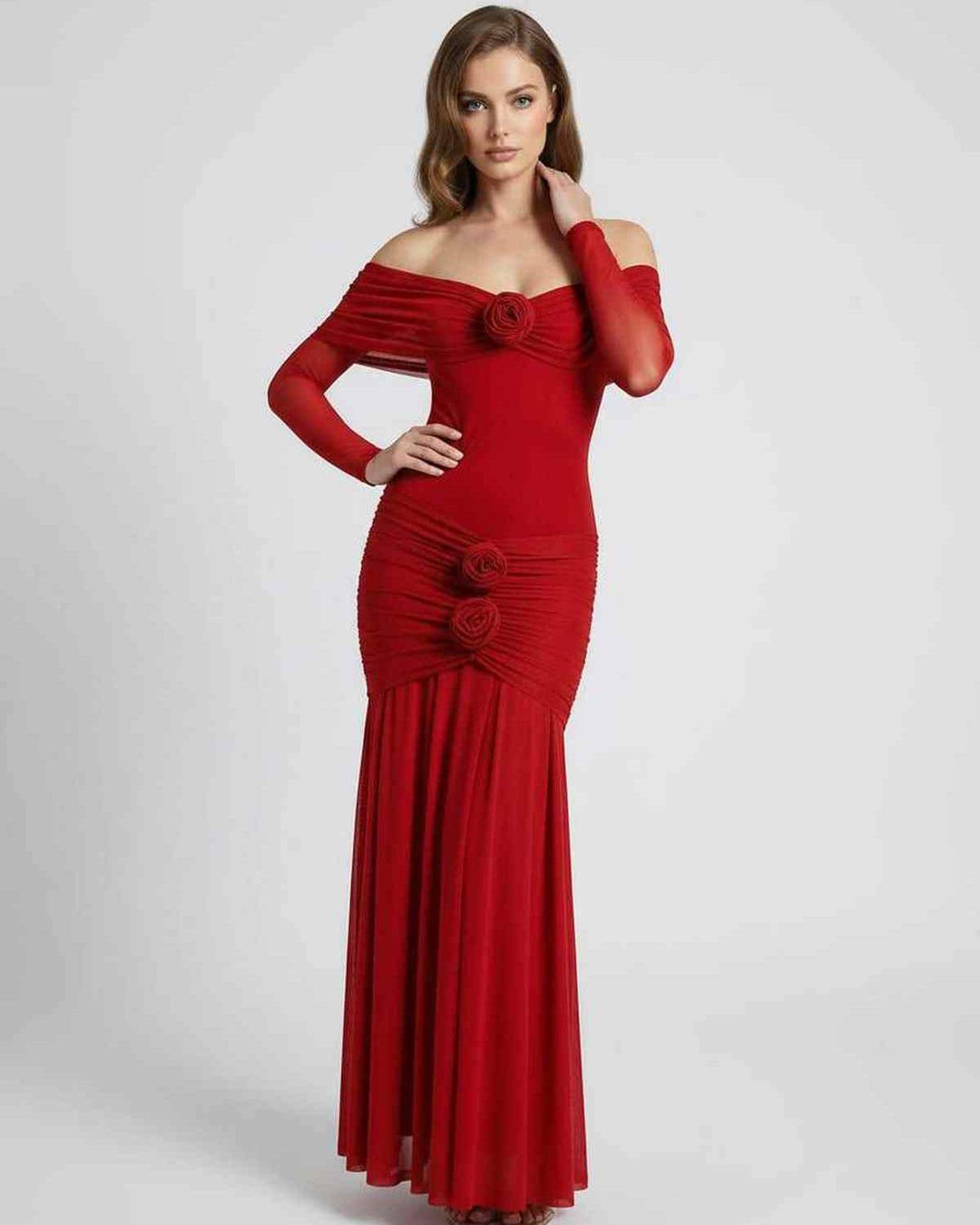 Vestido maxi Rosalia rojo para invitada de boda, formal, con escote off-shoulder y mangas.