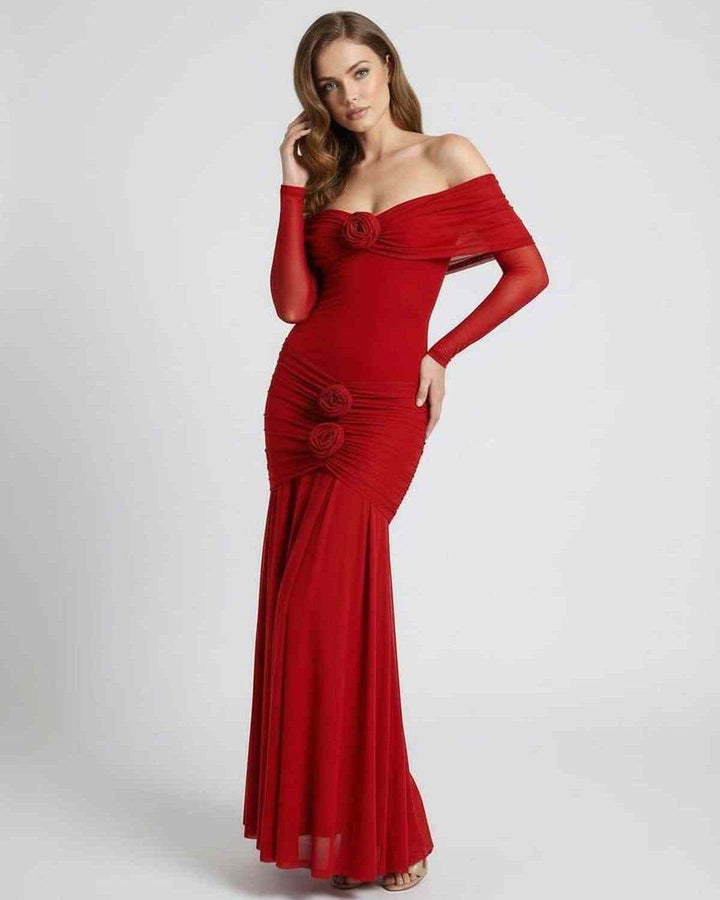Vestido de gala Rosalia rojo intenso, diseño maxi con hombros descubiertos y mangas.