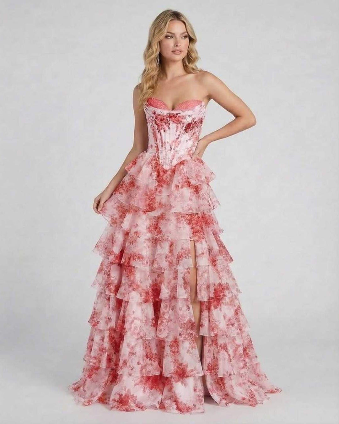Vestido romántico floral sin tirantes con volantes. Estilo maxi, ideal para fiestas y celebraciones.