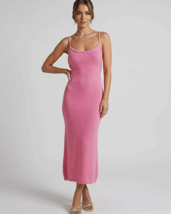 Vestido midi ajustado Rosalia rosa con tirantes finos, perfecto para verano, fiesta o una ocasión especial.