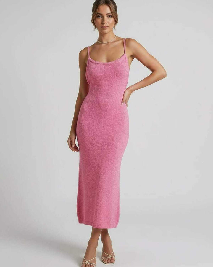 Elegante vestido midi Rosalia de mujer, color rosa, diseño moderno con tirantes finos para cóctel y eventos.