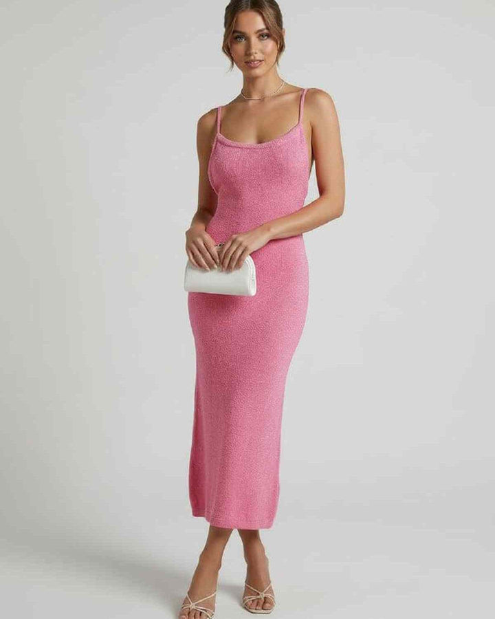 Vestido midi rosa Rosalia de mujer con tirantes finos, ajuste ceñido, ideal para fiestas de verano o eventos.