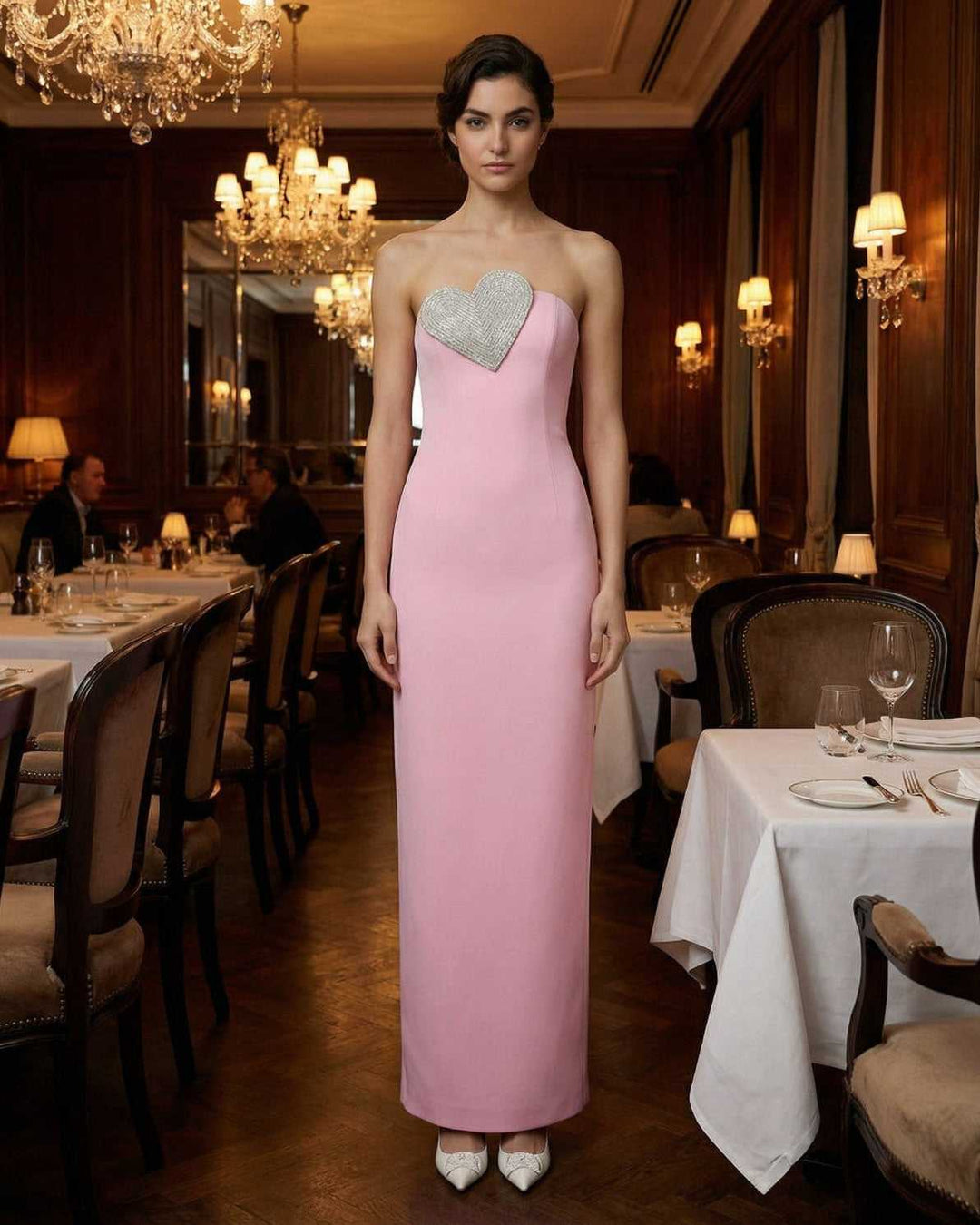 Vestido maxi rosa brillante para mujer, escote corazón, diseño sin tirantes, perfecto para noche y fiestas.
