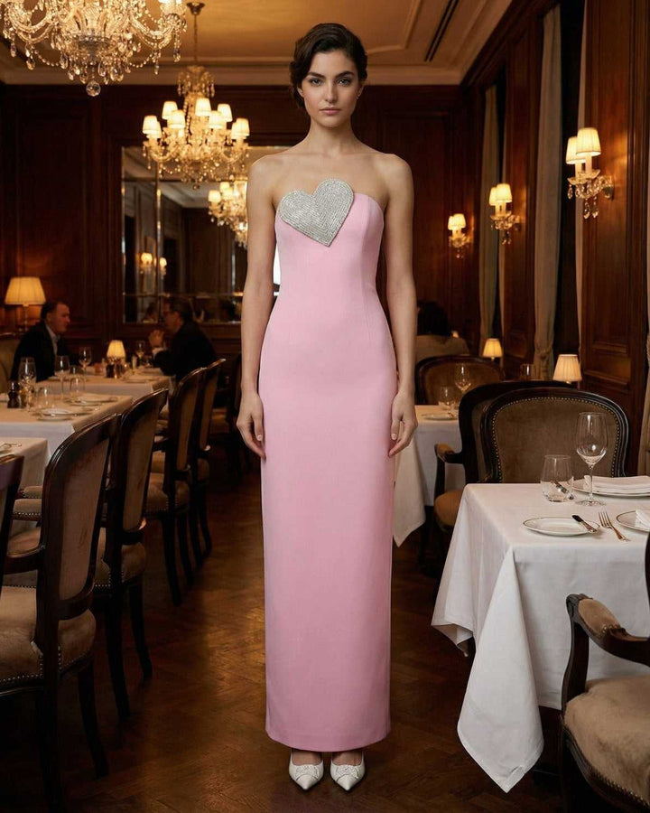 Vestido maxi rosa brillante para mujer, escote corazón, diseño sin tirantes, perfecto para noche y fiestas.