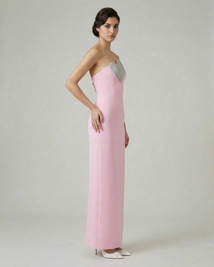 Vestido maxi rosa fucsia para mujer con escote corazón, estilo sin tirantes, ideal para cóctel elegante.