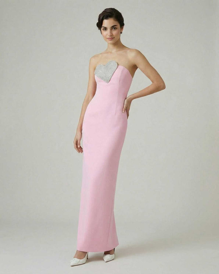 Vestido maxi rosa mujer con escote corazón y silueta ajustada, un diseño chic para fiestas.
