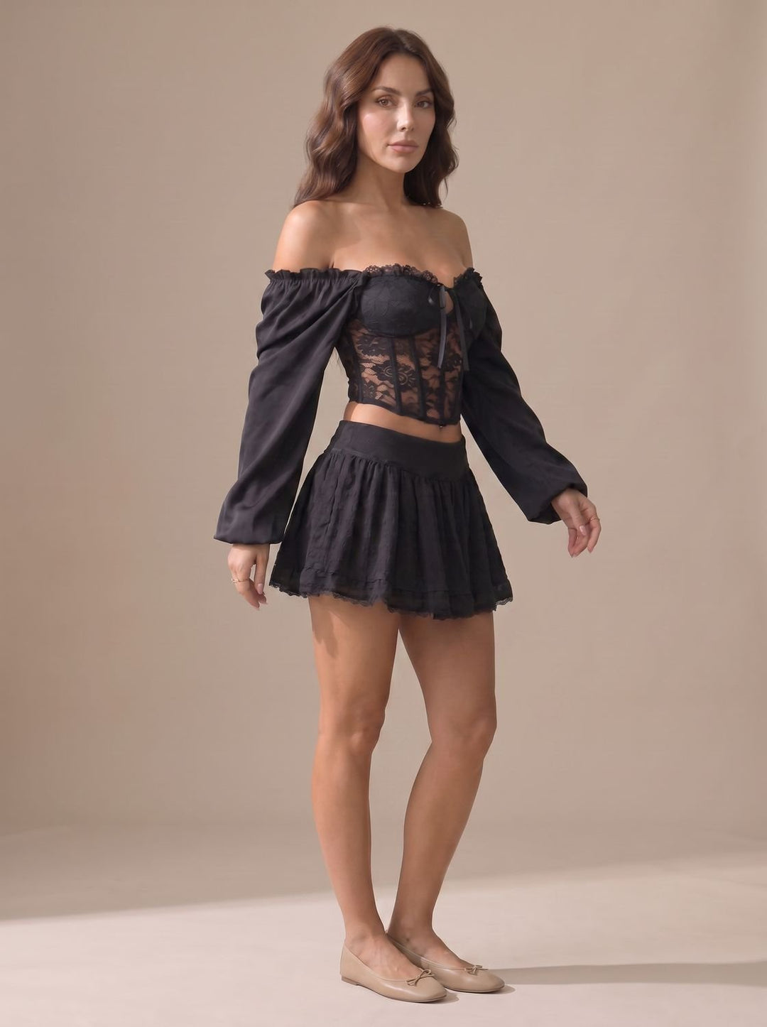 Top de fiesta off-shoulder negro con manga globo y corsé. Ropa de noche sexy para mujer con estilo.