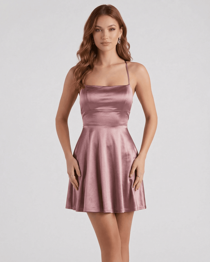 Vestido rosa mini de fiesta para mujer, con sofisticada espalda de encaje. Perfecto para noche y eventos elegantes.