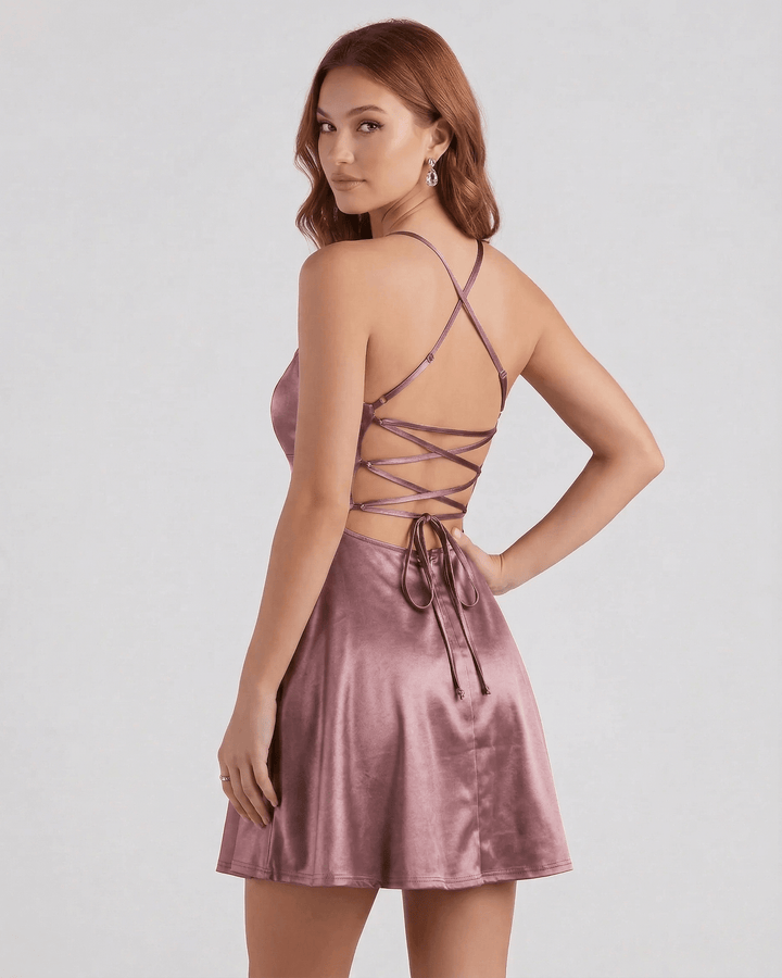 Vestido mini rosa de mujer con espalda de encaje, ideal para fiesta, noche o cóctel. Estilo A-line sin mangas.