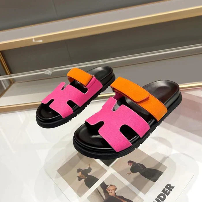 Sandalias gladiadoras ajustables para mujer con diseño elegante y glamour.