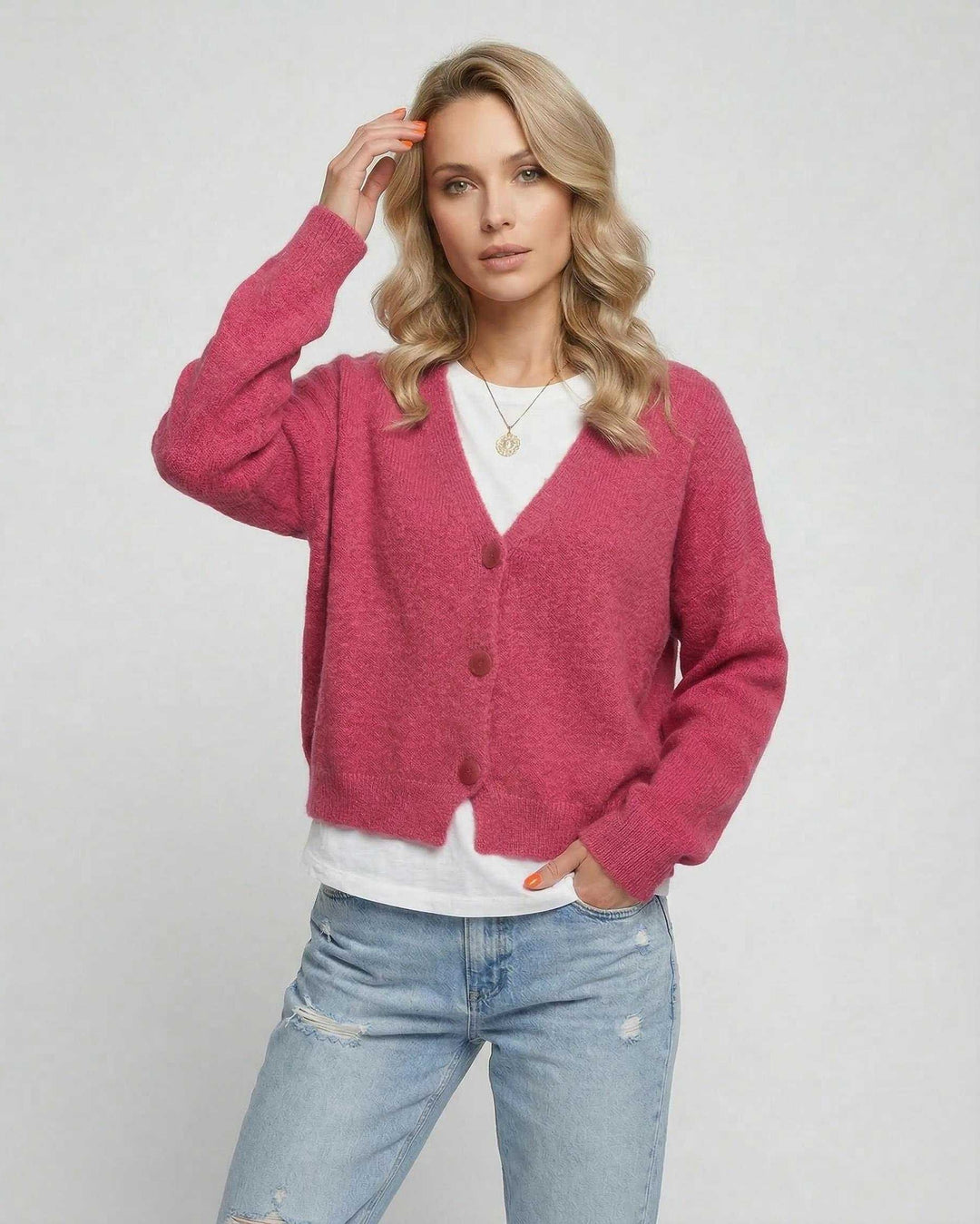 Chaqueta cárdigan rosa vibrante para mujer, estilo moderno y relajado. Ideal para superposiciones en invierno.