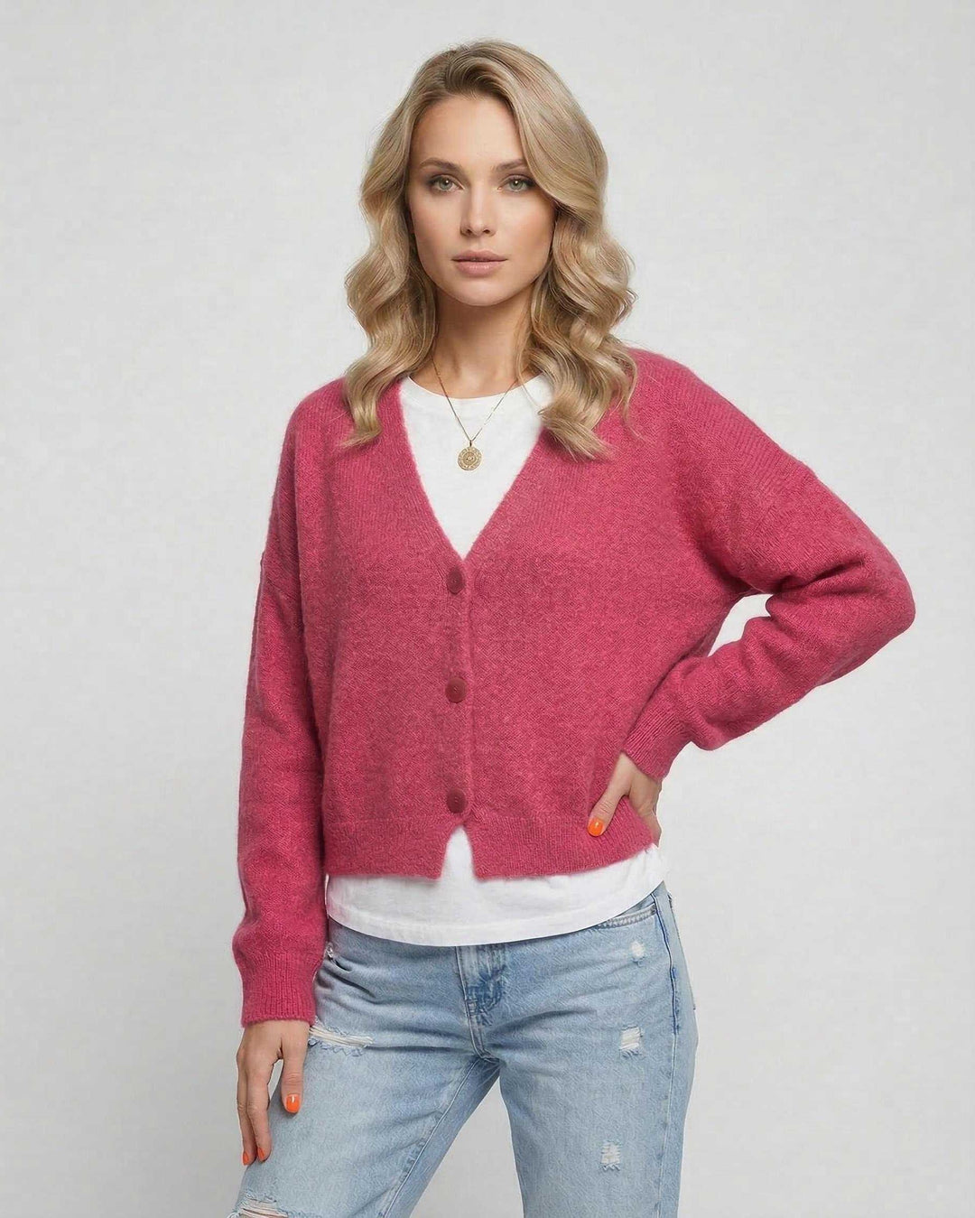 Prenda femenina: cárdigan rosa vibrante, corte relajado. Chaqueta moderna y versátil para superposiciones casuales.