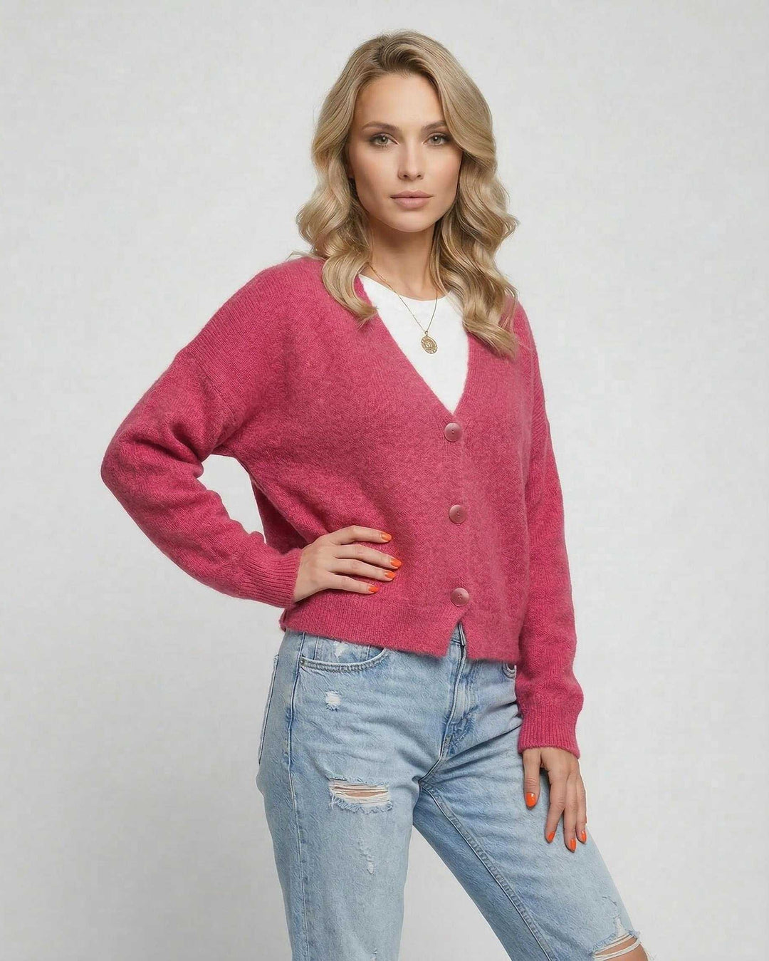 Cárdigan de mujer rosa vibrante, corte relajado. Chaqueta moderna para un estilo casual femenino de otoño/invierno.