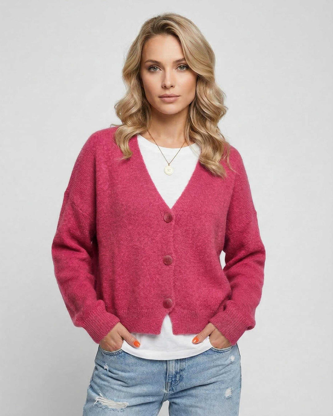 Cárdigan rosa vibrante de mujer, corte relajado. Chaqueta femenina cómoda y moderna para moda casual de otoño.