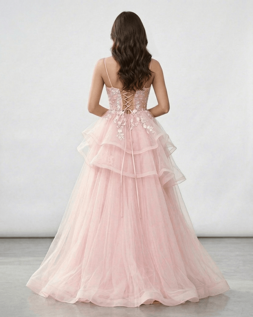 Elegante vestido maxi blanco de encaje, sin mangas, perfecto para ocasiones especiales de mujer.