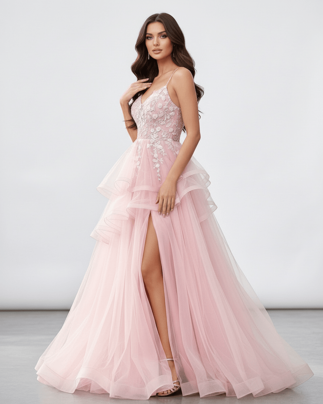 Vestido largo blanco de mujer con encaje delicado, un maxi vestido formal y sofisticado para noche.