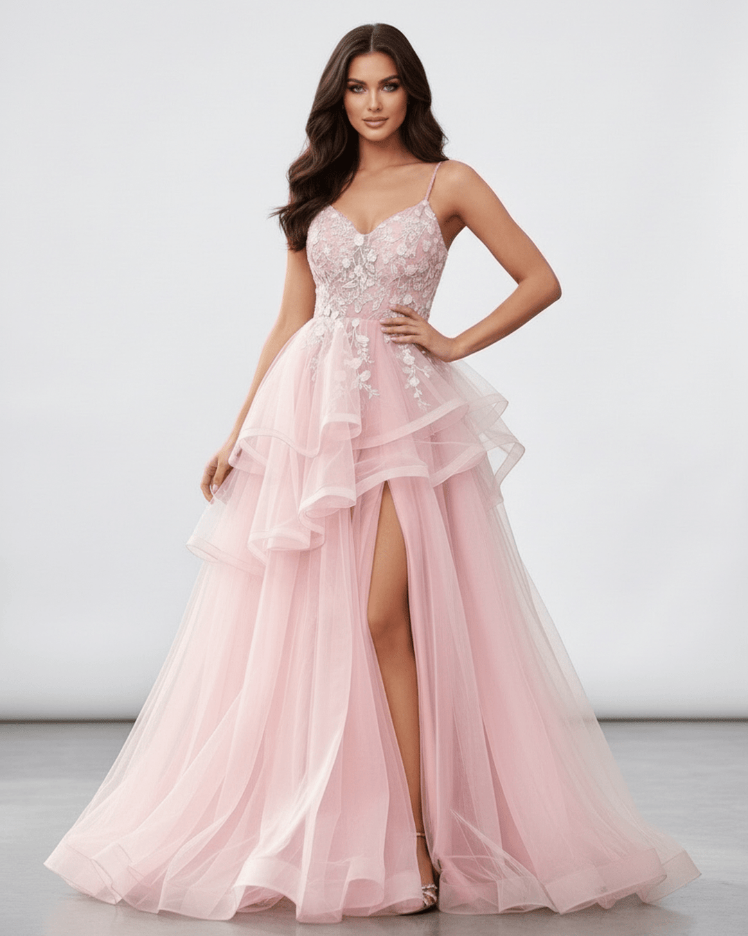 Vestido maxi blanco de mujer con diseño de encaje, ideal para fiesta, graduación o eventos formales.