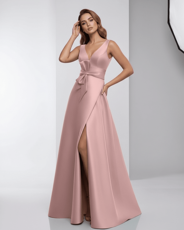 Elegante vestido de noche Roselle rosa, maxi y sin mangas, ideal para invitadas de boda y ocasiones especiales.