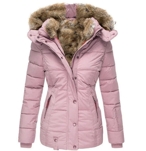 Modelo femenino usando abrigo acolchado con capucha. Un estilo invernal elegante y cálido.