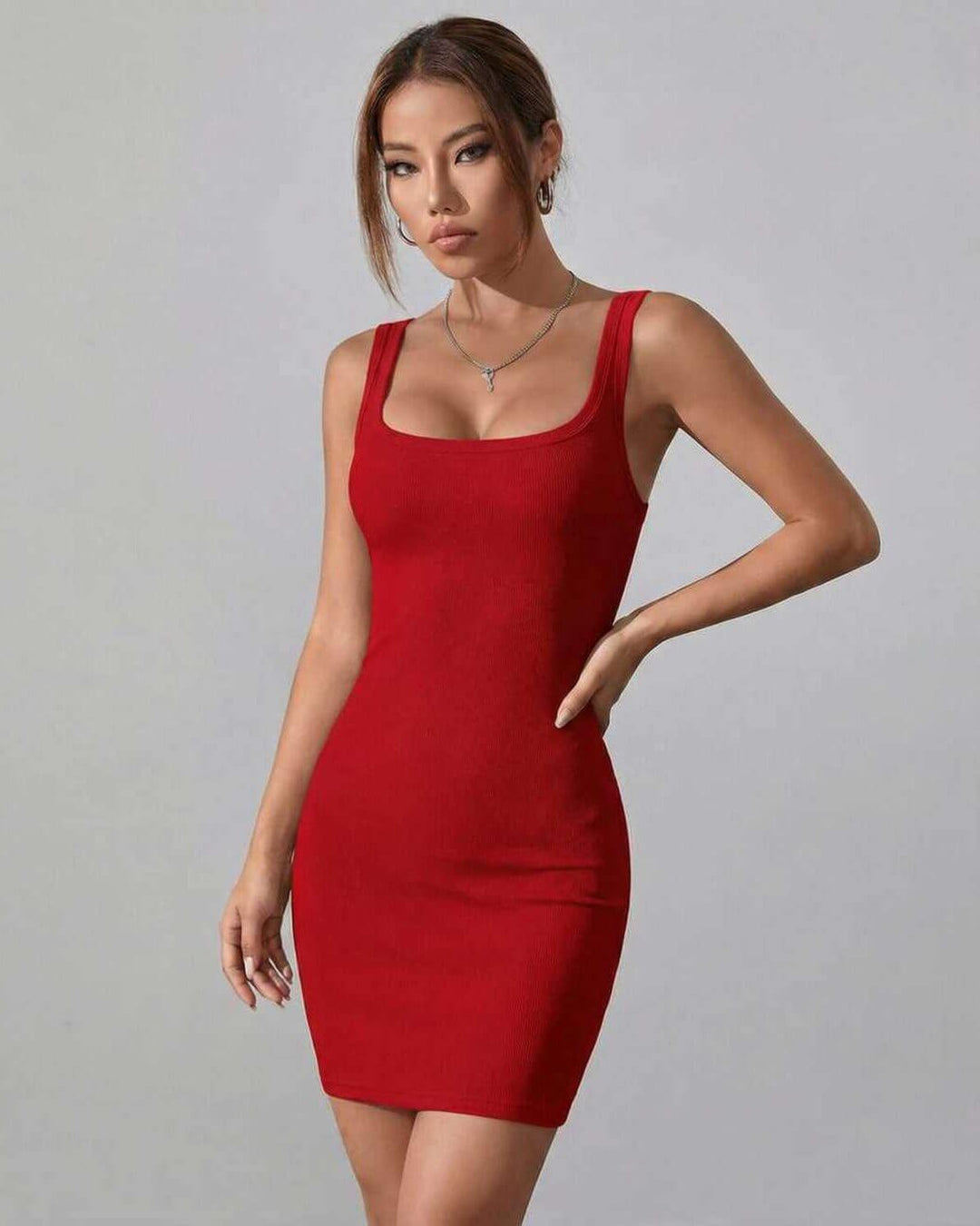Vestido mini Ruby rojo ajustado con escote cuadrado, ideal para eventos elegantes y casuales. Moda femenina moderna.