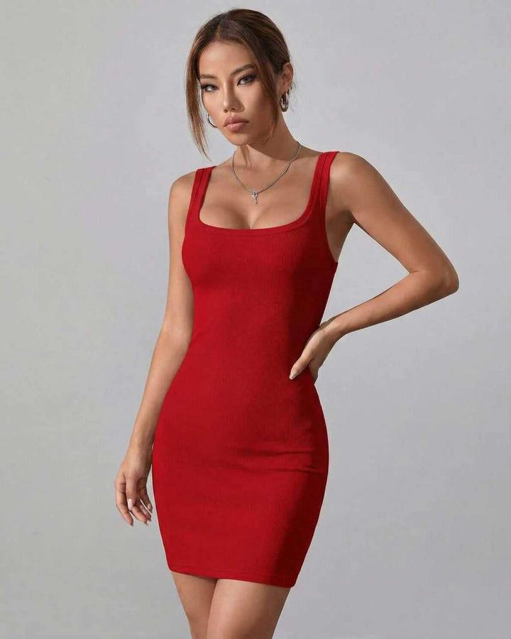 Vestido mini Ruby rojo ajustado con escote cuadrado, ideal para eventos elegantes y casuales. Moda femenina moderna.