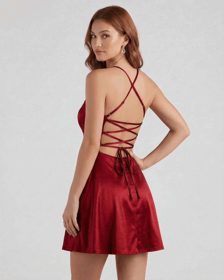 Vestido de fiesta rojo rubí mini sin mangas, con escote cuadrado, ideal para eventos de noche elegantes.