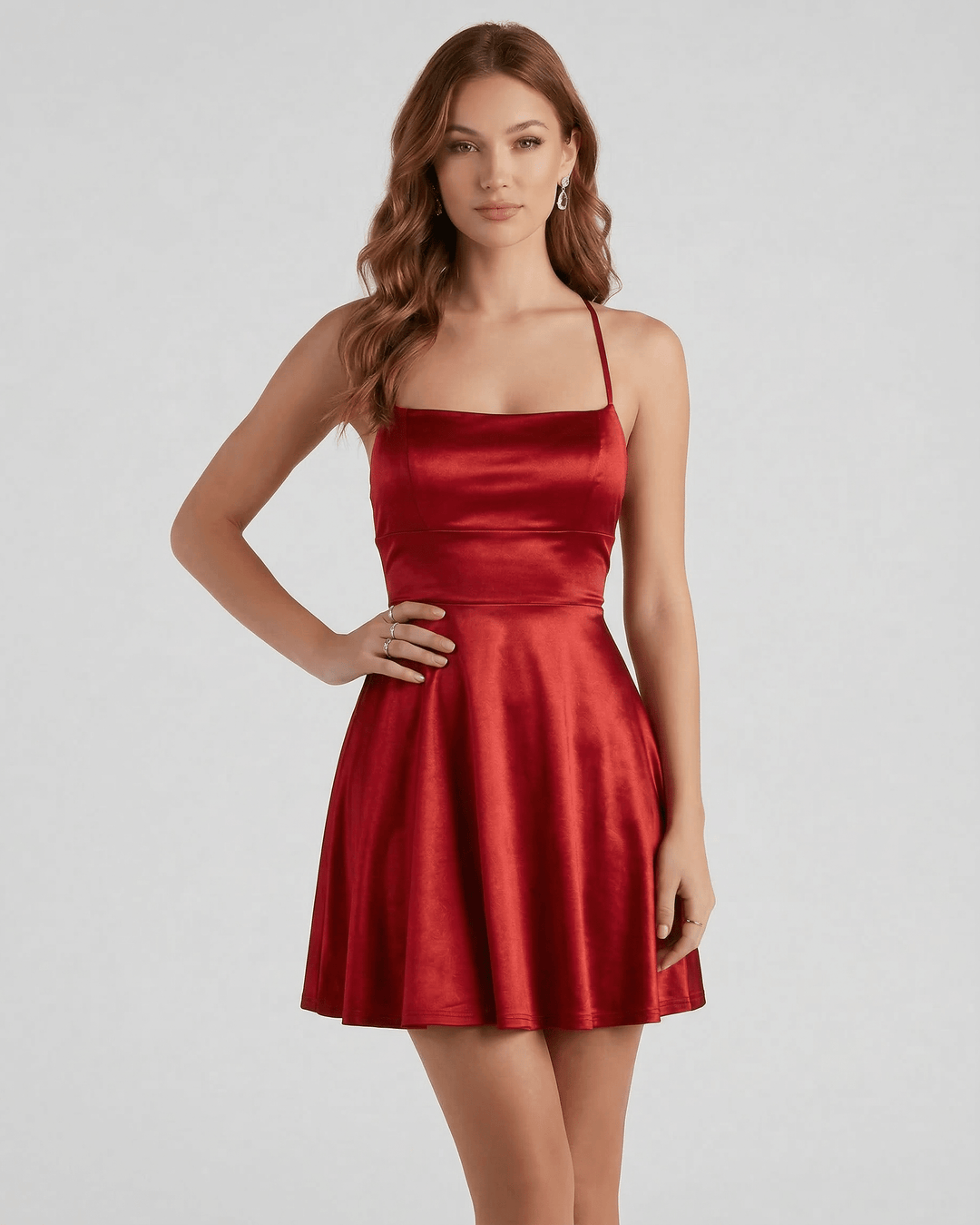 Vestido mini rojo rubí de noche, diseño sin mangas y escote cuadrado. Un look elegante y de fiesta para mujeres.