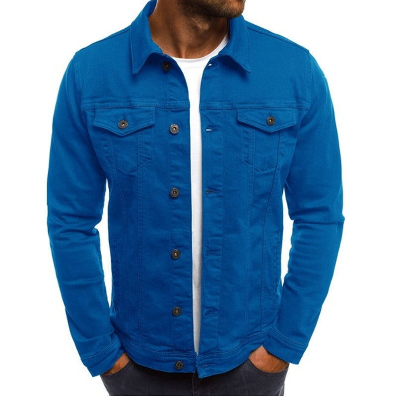 Hombre usando chaqueta vaquera casual de ajuste relajado, un básico de moda masculina denim para el día a día.
