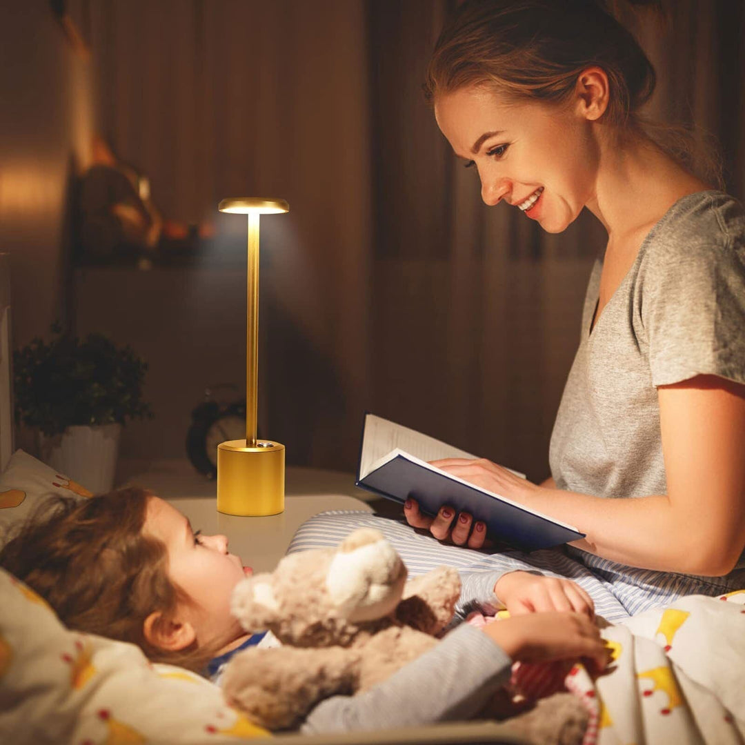 Lámpara de mesa LED recargable sin cable, diseño moderno, ideal para luz de lectura o ambiente.