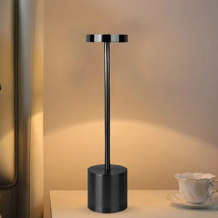 Moderna lámpara de mesa LED recargable sin cable, ideal para iluminación de hogar o escritorio.