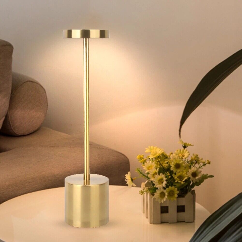 Lámpara de mesa LED portátil y sin cable, perfecta para luz ambiente en cualquier rincón del hogar.