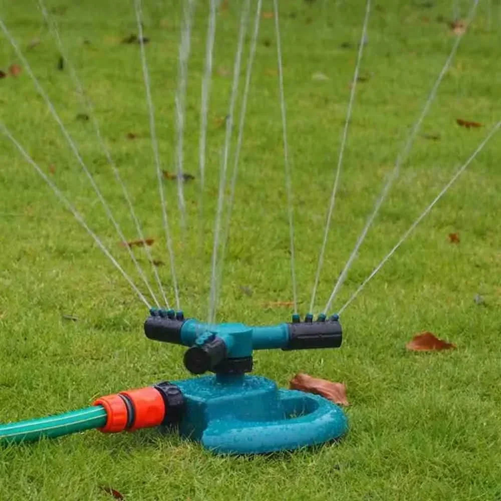 Rociador de jardín 360° para césped, riego automático y uniforme. Ideal para paisajismo exterior eficiente.