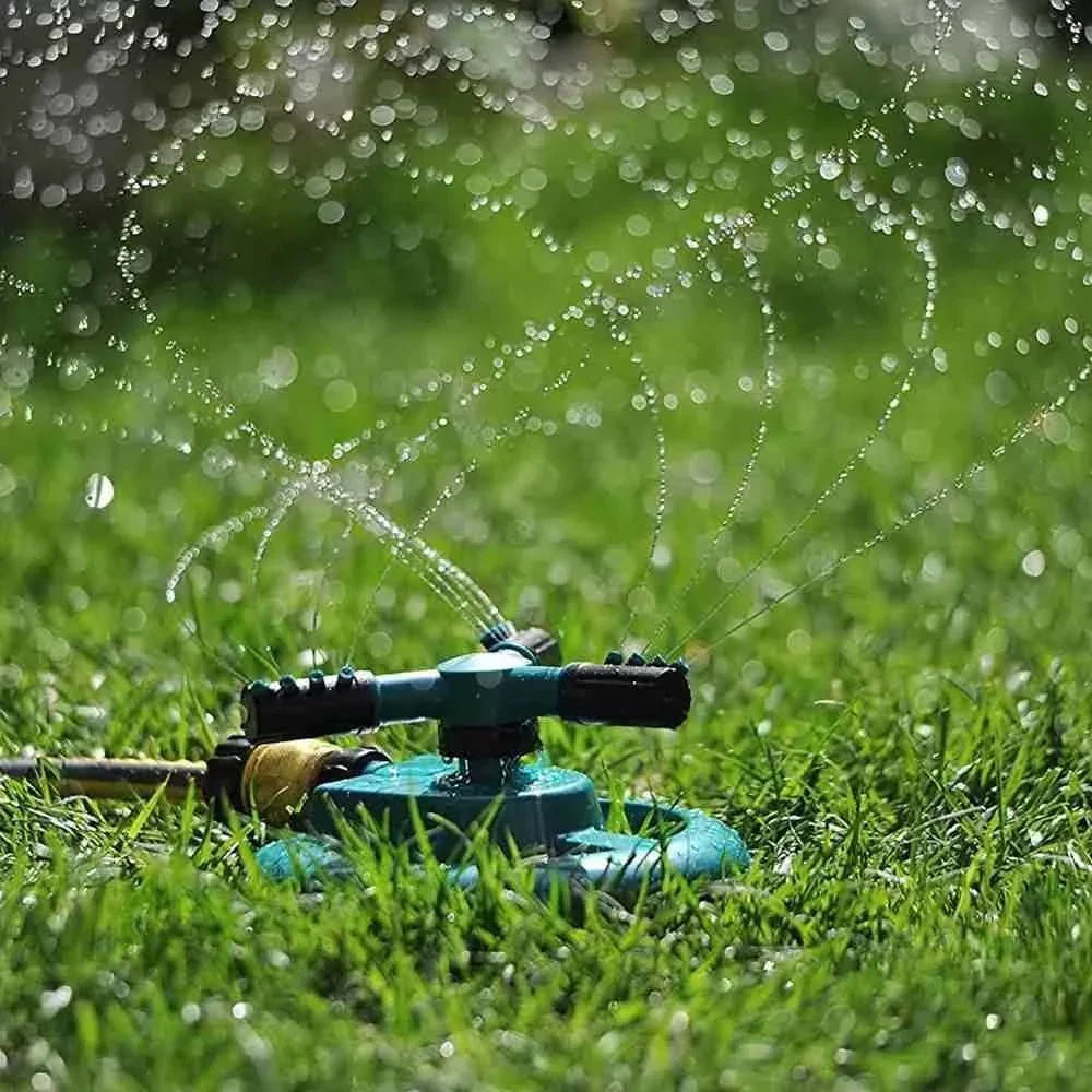Aspersor de césped 360° de alta eficiencia, riego automático que promueve el ahorro de agua en jardines.