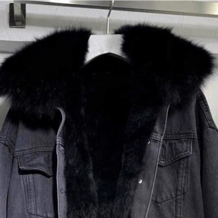 Moderna chaqueta vaquera clásica de mujer con forro. Abrigo denim casual, versátil para invierno y otoño. Estilo atemporal.