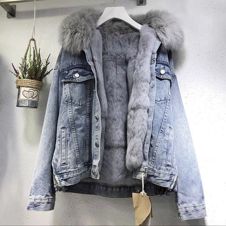 Chaqueta vaquera clásica de mujer con forro cálido, ideal para invierno y otoño. Moda denim casual y versátil.