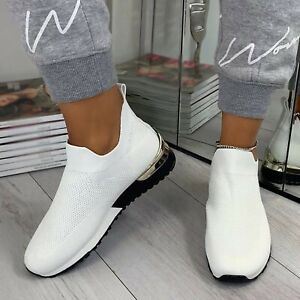 Calzado de moda slip-on para mujer, ligero y transpirable, ideal para el verano urbano.