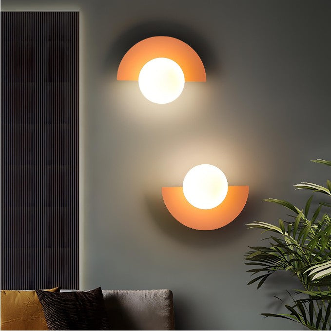 Elegante aplique LED de pared con diseño nórdico. Luz suave que complementa la decoración del hogar.