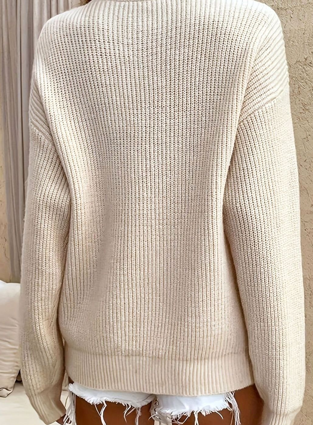 Acogedor jersey de canalé para mujer, cuello Henley con botones. Perfecto para climas fríos.