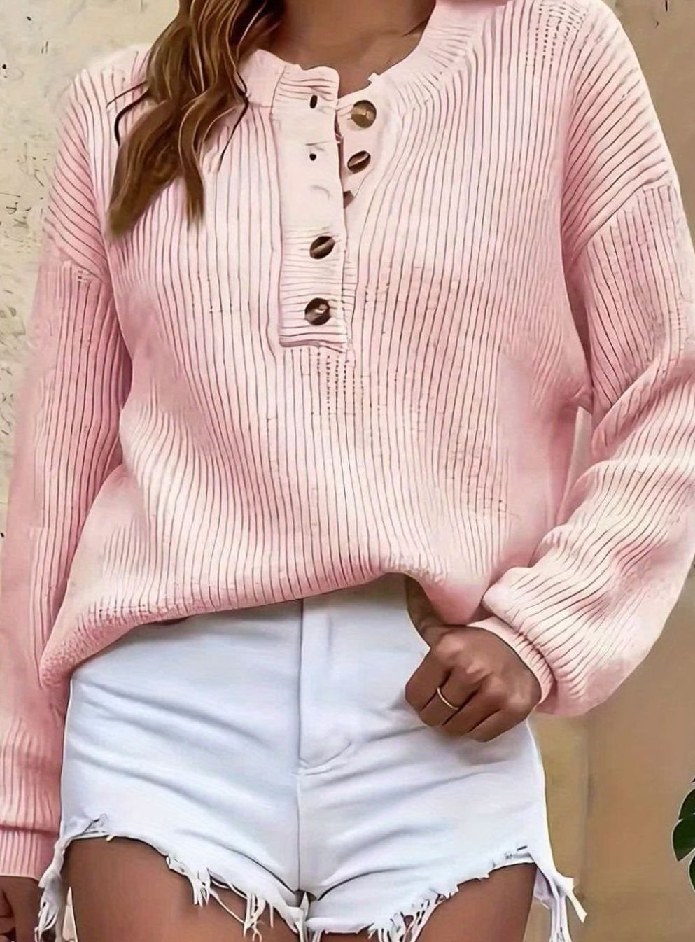 Jersey de mujer con textura canalé y cuello Henley, abotonado. Básico imprescindible de moda.