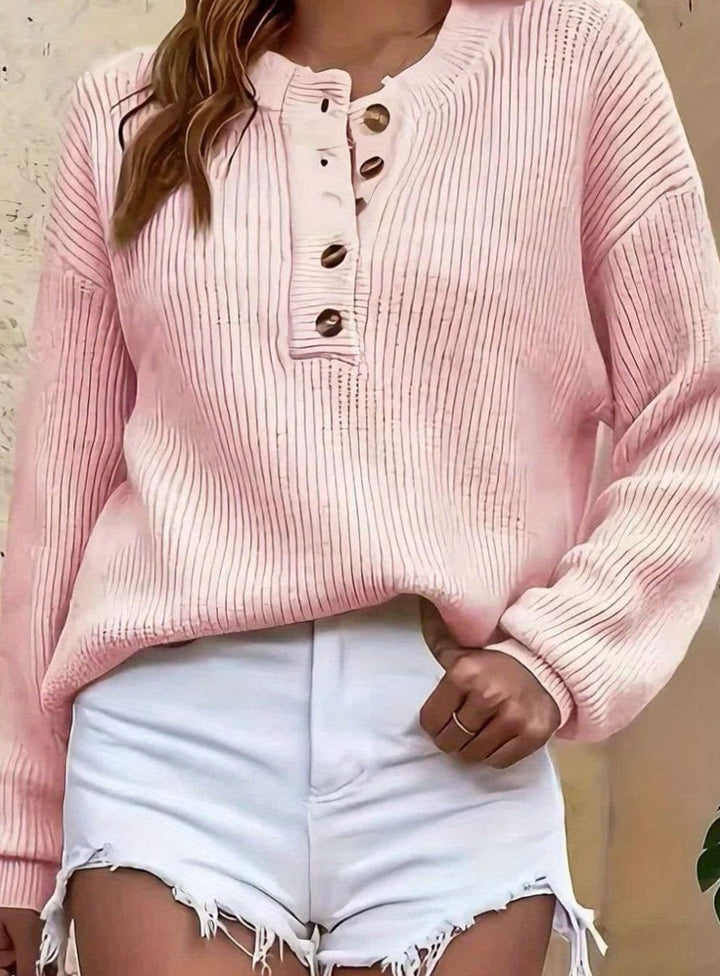 Jersey de mujer con textura canalé y cuello Henley, abotonado. Básico imprescindible de moda.