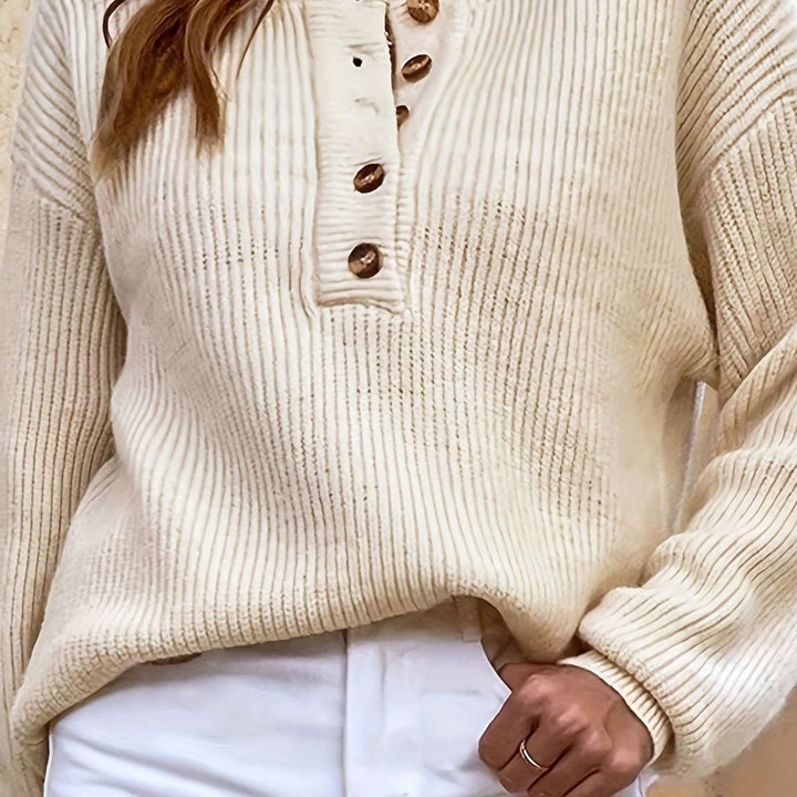Primer plano de jersey de mujer con cuello Henley y tejido canalé. Destaca la calidad.
